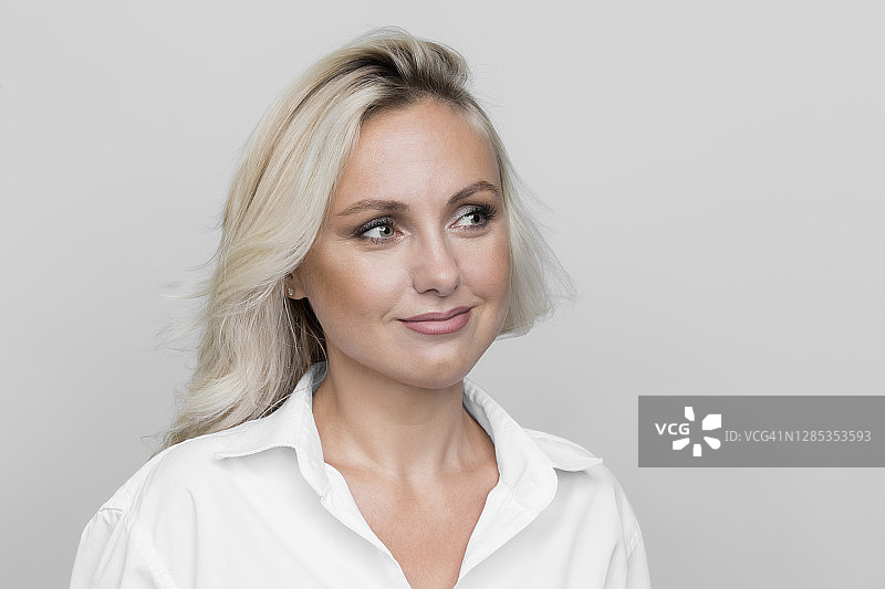 看向远方的金发美女肖像图片素材