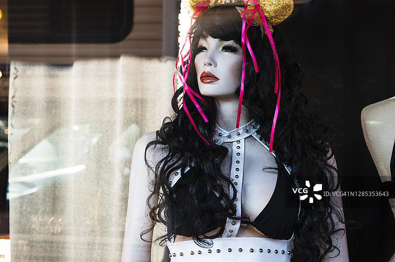 里诺，美国西部一家商店橱窗里的人体模型图片素材