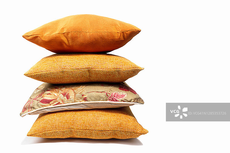 白色背景上的柔软彩色枕头图片素材