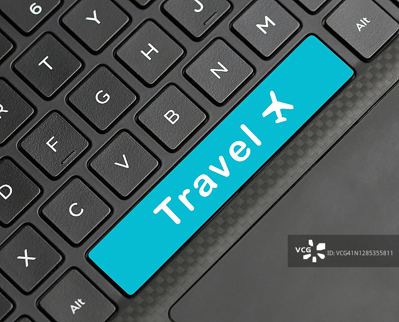旅行概念：现代笔记本电脑键盘特写图片素材