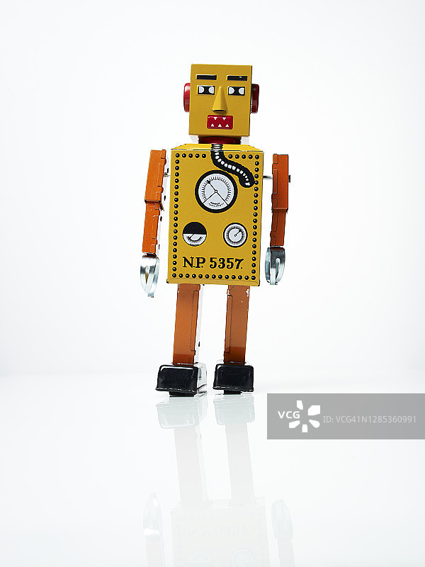 白色背景复古金属玩具机器人图片素材