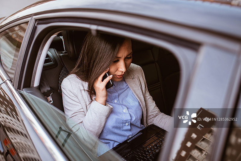 在商务旅行中的年轻亚洲女商人图片素材
