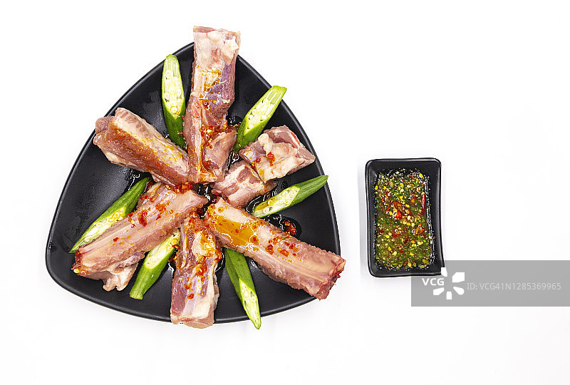 准备制作猪排的新鲜肉图片素材