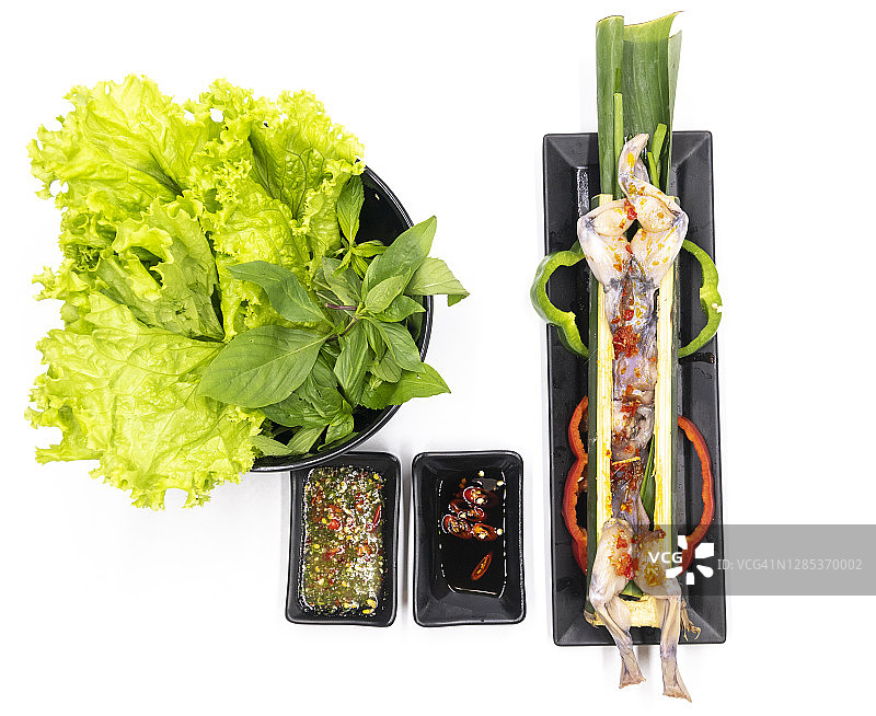 准备在竹筒上烧烤的青蛙图片素材