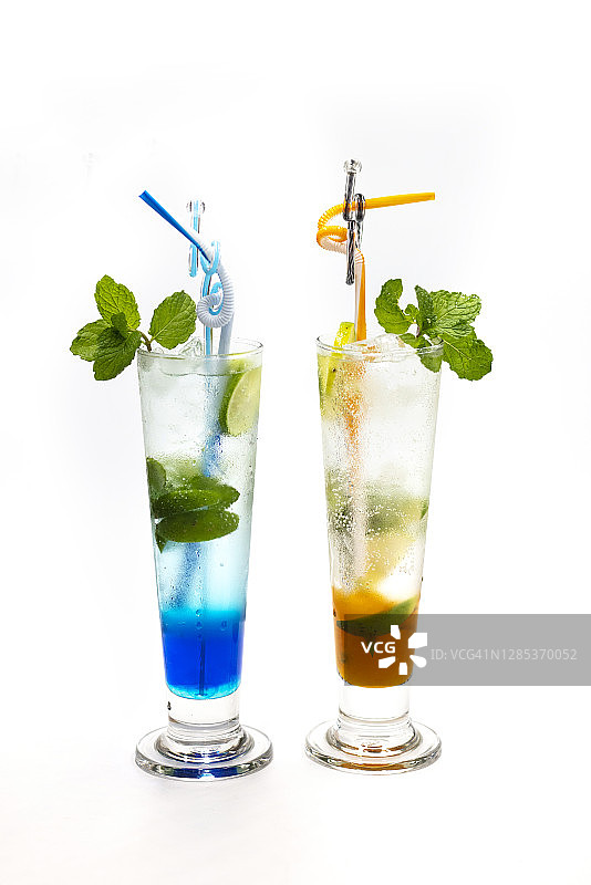 白色背景上的鸡尾酒图片素材