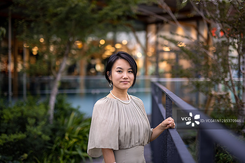 建筑物露台上站立的女子肖像图片素材