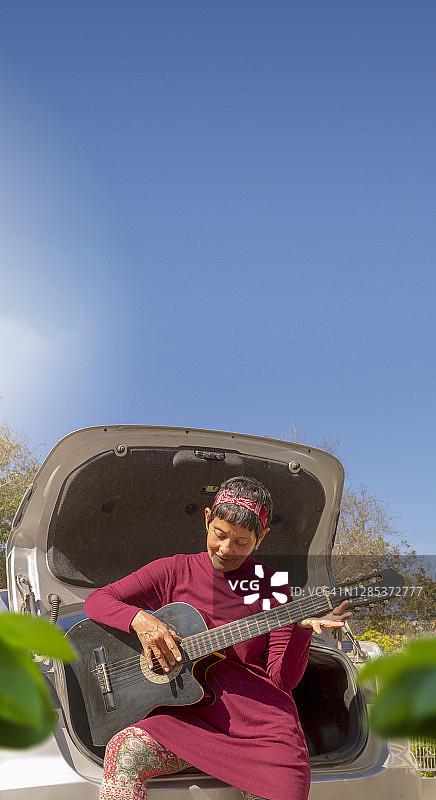 享受阳光明媚的一天和汽车的中年妇女图片素材