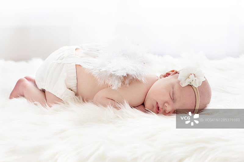 装扮成天使的新生婴儿图片素材