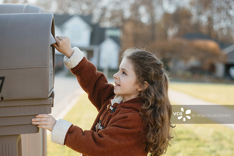 打开邮箱的小女孩图片素材