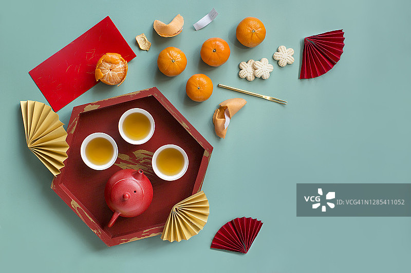 平铺：蓝色背景上的中国新年茶点静物图片素材