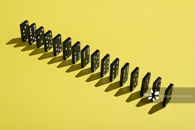 一排多米诺骨牌图片素材