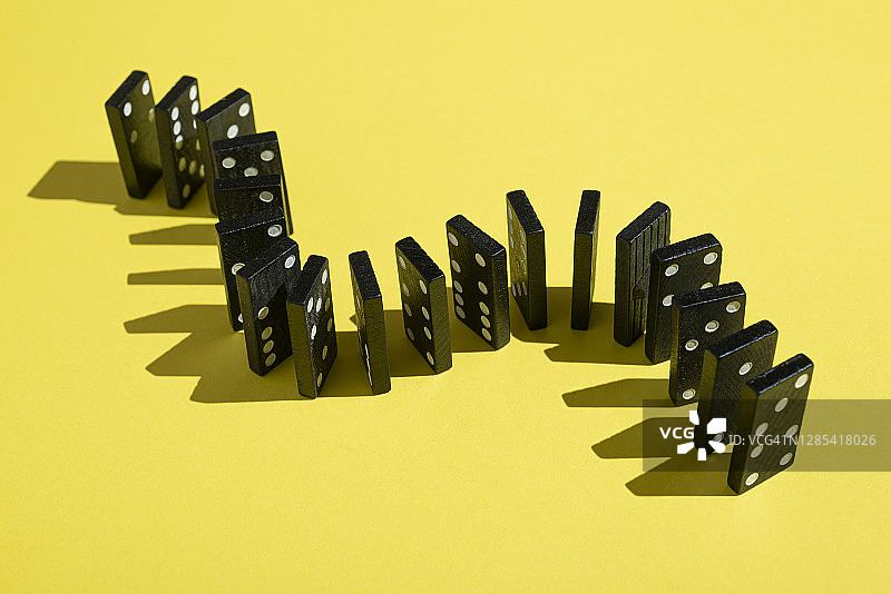 一排多米诺骨牌图片素材