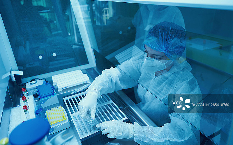 医生使用移液器进行实时聚合酶链反应（PCR） SARS-COV-2 pcr诊断试剂盒图片素材