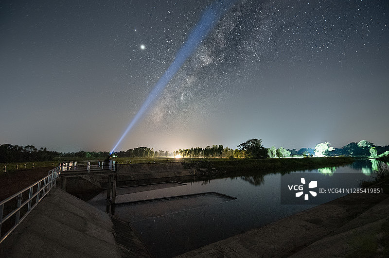 泰国安纳乍能水库的银河图片素材