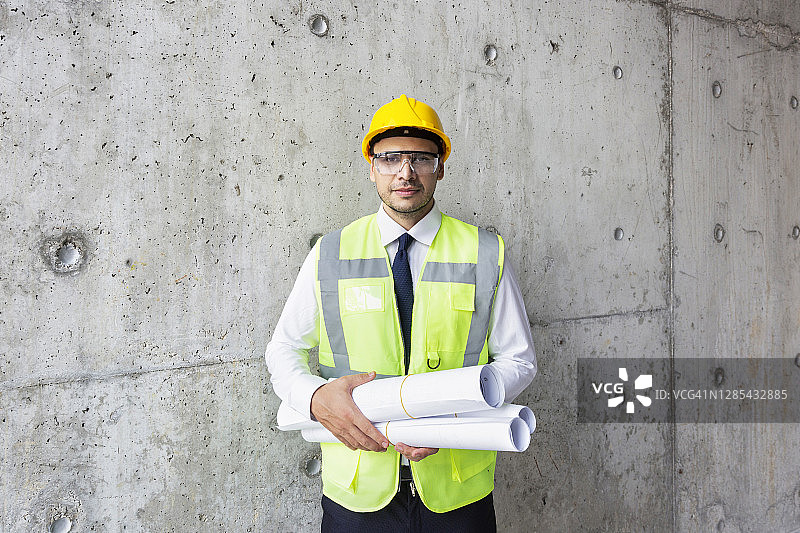 建筑工地现场主管检查工作图片素材