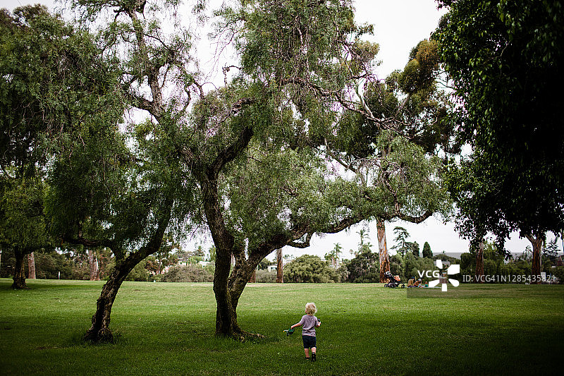 两岁女孩在公园奔跑图片素材