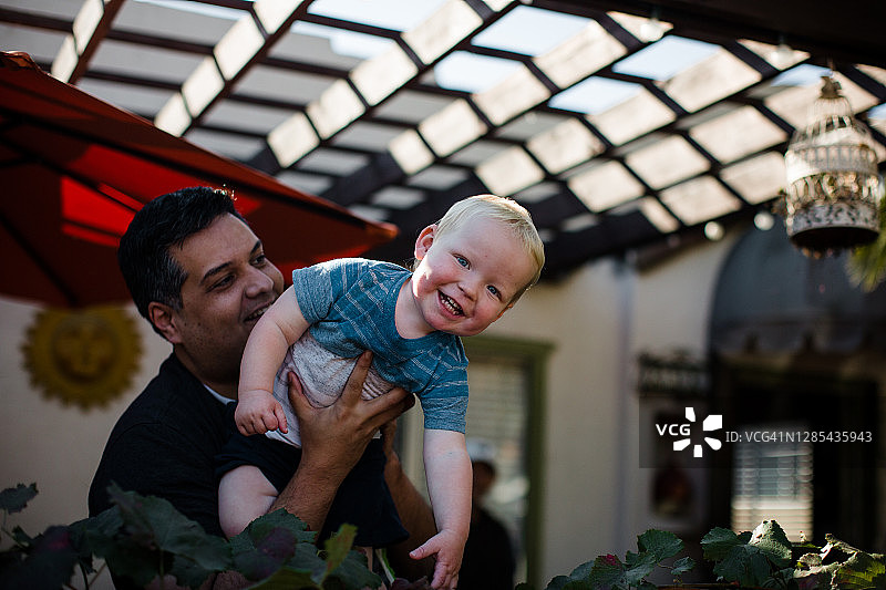 圣地亚哥的前院里叔叔抱着侄子图片素材