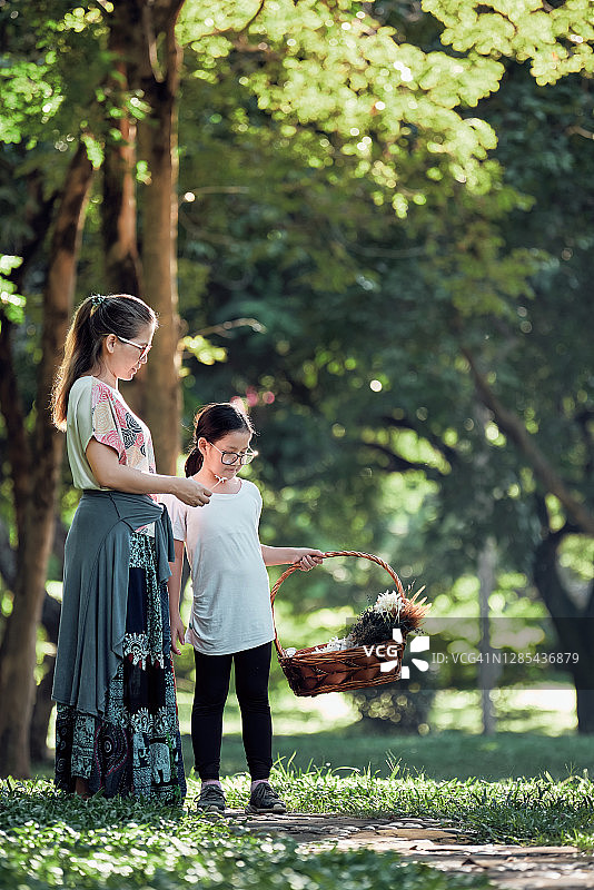 母女在公园里采摘鲜花图片素材