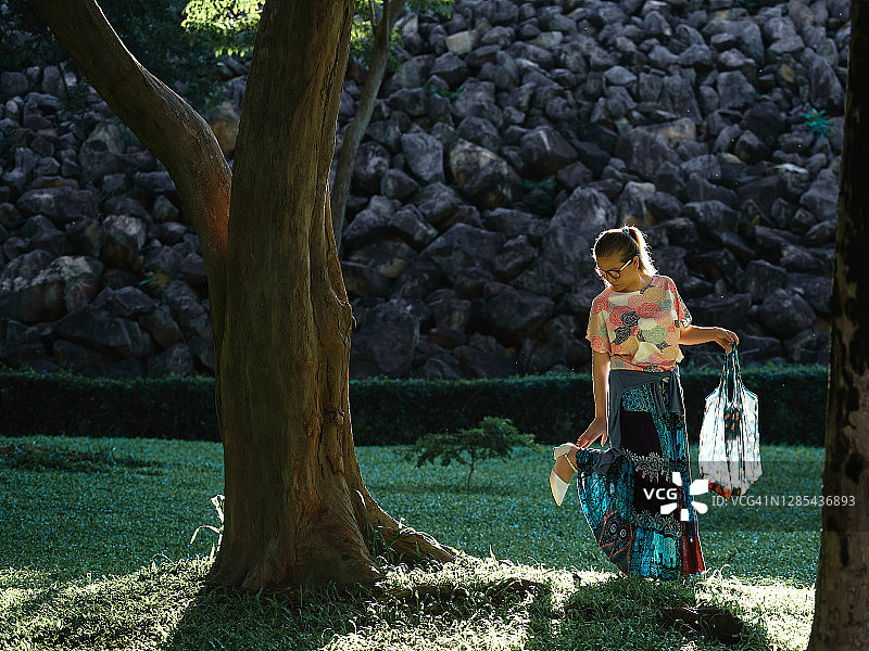 女人拿着一个可重复使用的购物袋图片素材