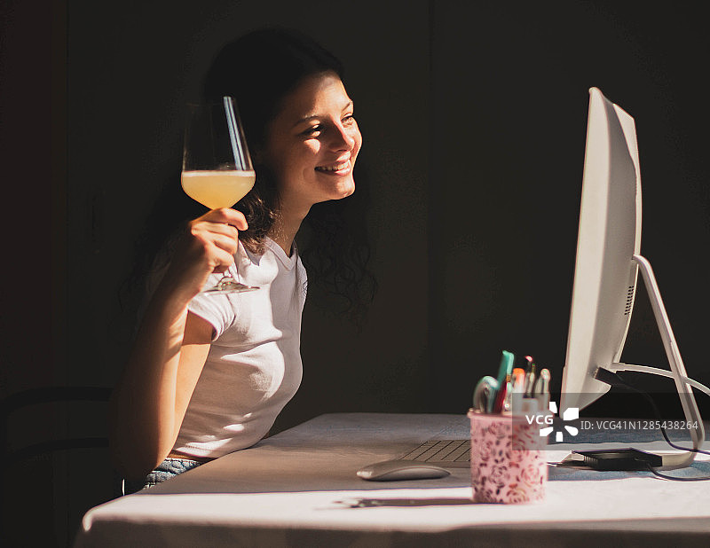 女孩视频通话祝酒庆祝图片素材