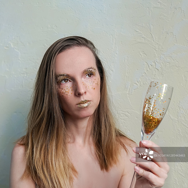 节日妆容：面部闪亮的女孩图片素材