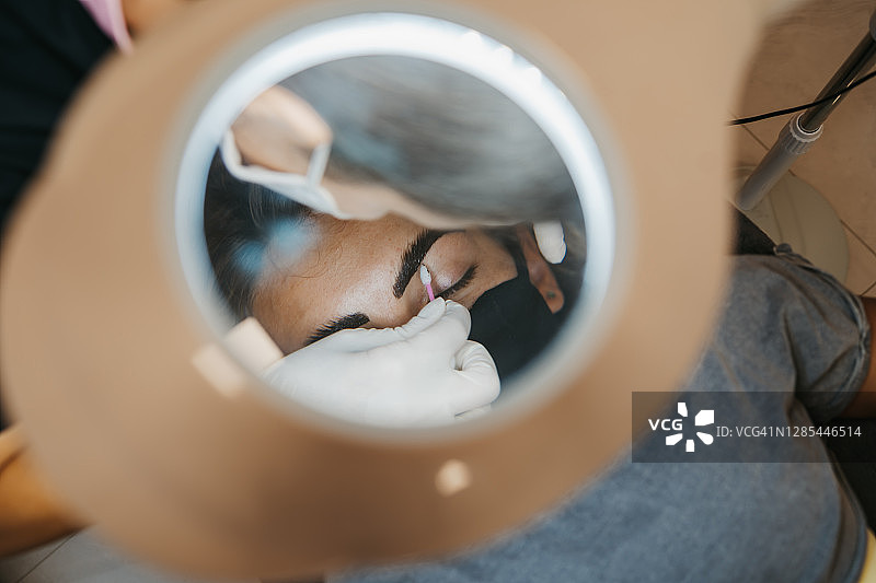 专业化妆师为顾客画眉毛图片素材