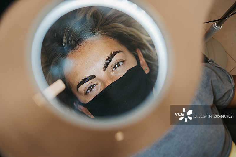 专业化妆师为顾客画眉毛图片素材