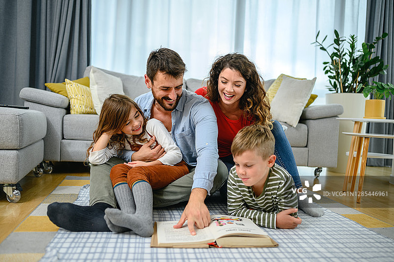 家庭阅读书籍图片素材