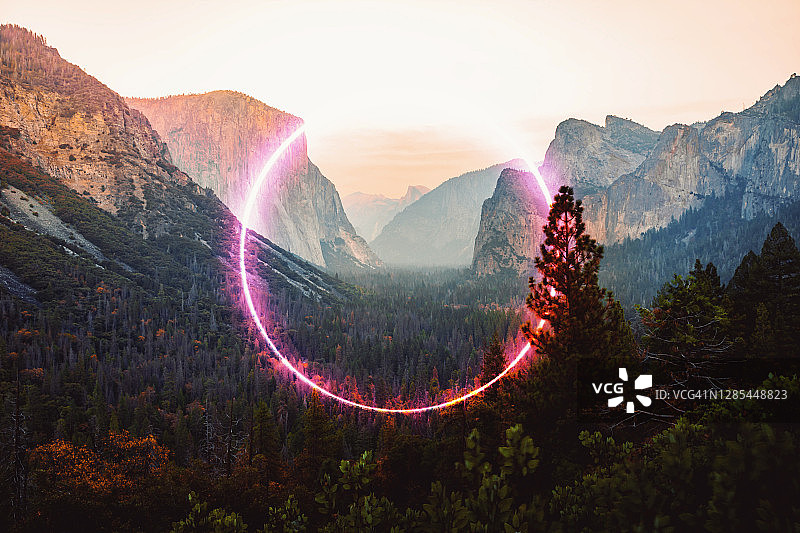 优胜美地壮丽景色中霓虹灯环的光晕图片素材