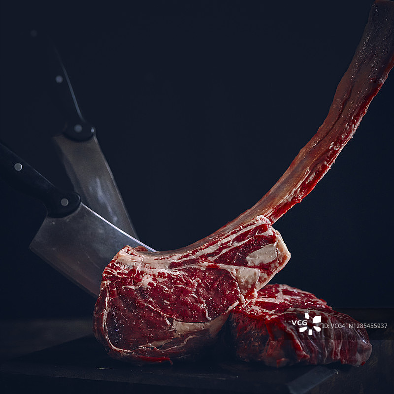 准备烧烤斧头牛排图片素材