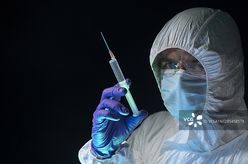 手持注射器的科学家图片素材
