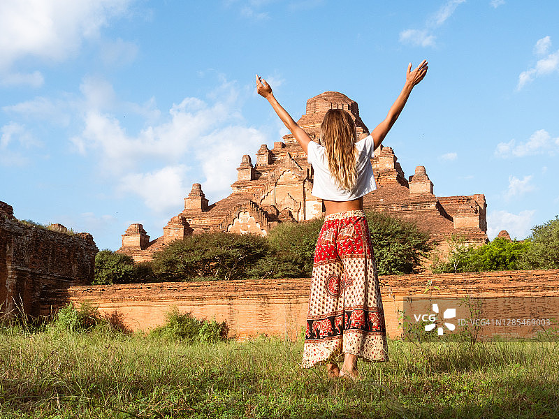 女子凝视着蒲甘的古老佛教寺庙图片素材