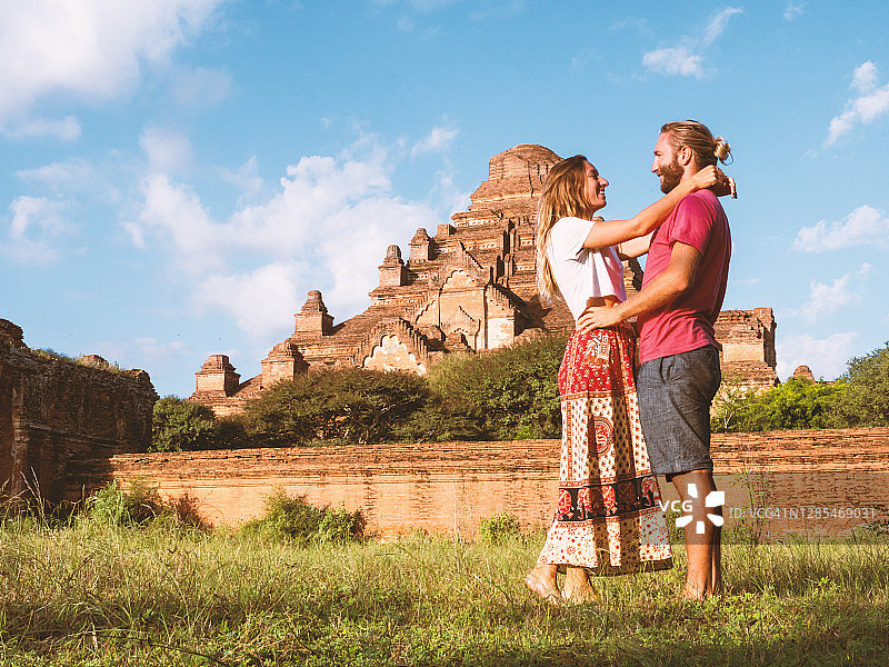 情侣凝视着古老的宝塔图片素材