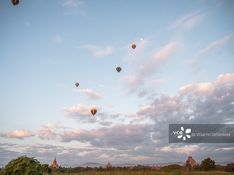 缅甸蒲甘日出时分的热气球飞行图片素材
