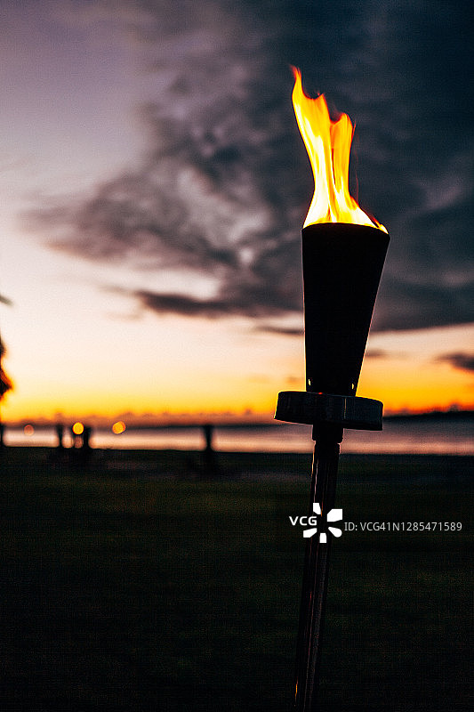 热带海岛沙滩上的火焰火炬特写图片素材