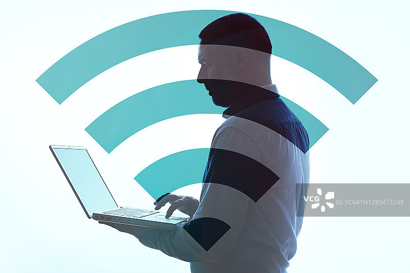 男人使用笔记本电脑连接WiFi图片素材