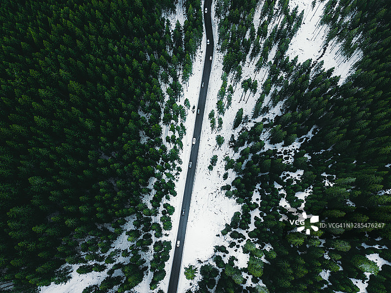 意大利多洛米蒂山 frozen lake 附近森林雪路汽车航拍美景图片素材