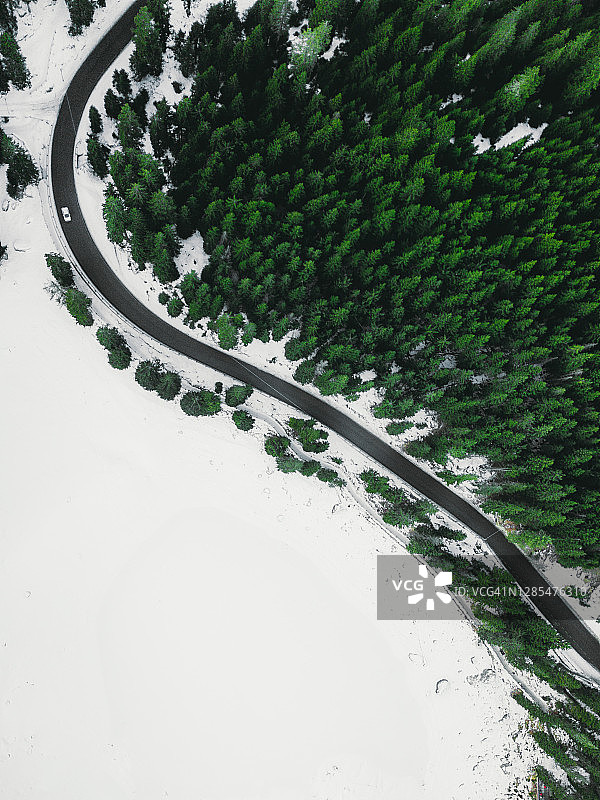 意大利多洛米蒂山 frozen lake 附近森林雪路汽车航拍美景图片素材