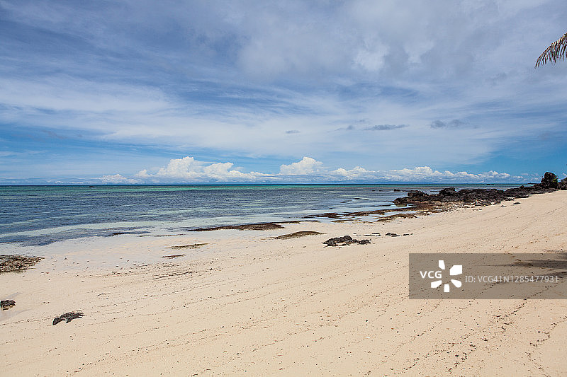 清澈蓝色海水的热带岛屿海滩图片素材