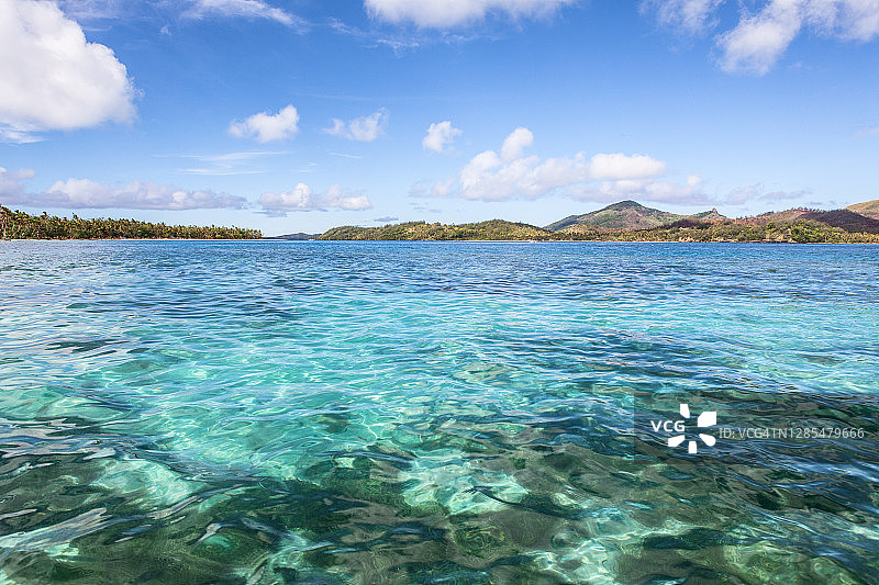清澈的蓝绿色海水与热带岛屿图片素材