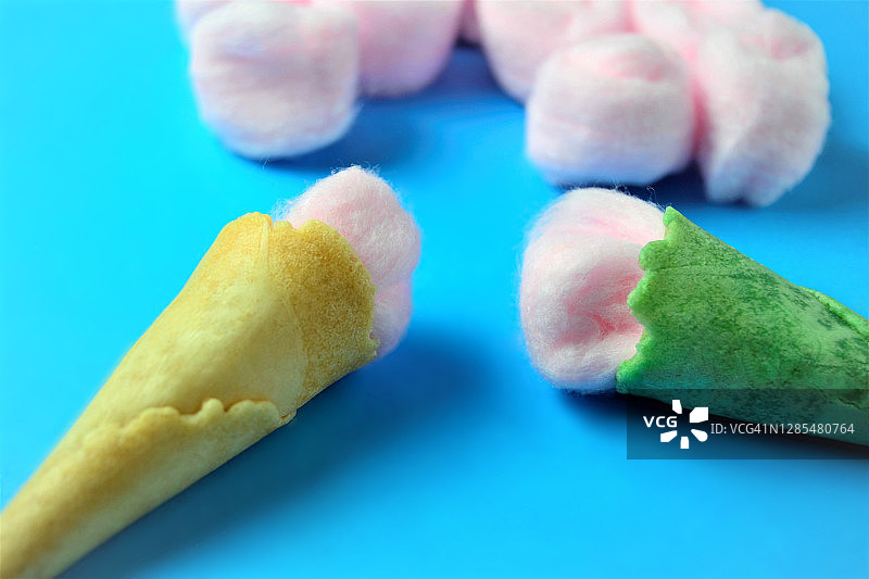冰淇淋蛋筒中的粉色棉球图片素材