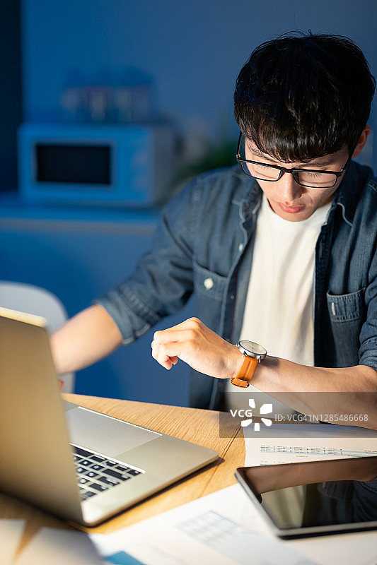 男人查看手表时间图片素材