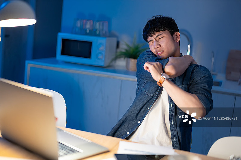 商务男士加班工作图片素材