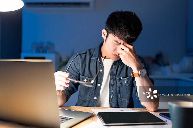 亚洲男人感到眼睛疲劳图片素材