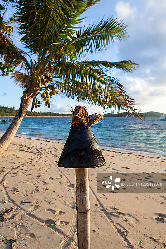 热带岛屿海滩与未点燃的火炬图片素材