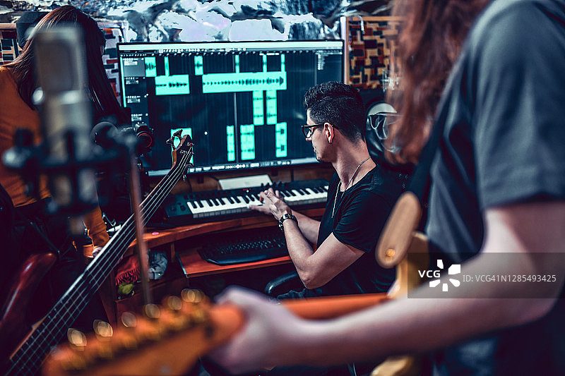 乐队在录音棚与制作人一同录制歌曲图片素材