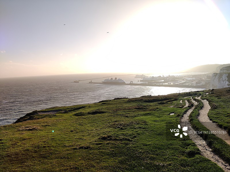 英格兰肯特郡多佛港，从多佛白色悬崖拍摄图片素材