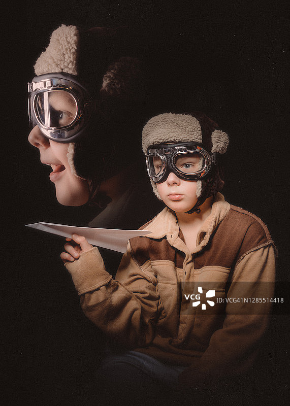 戴飞行员帽的复古男孩肖像图片素材