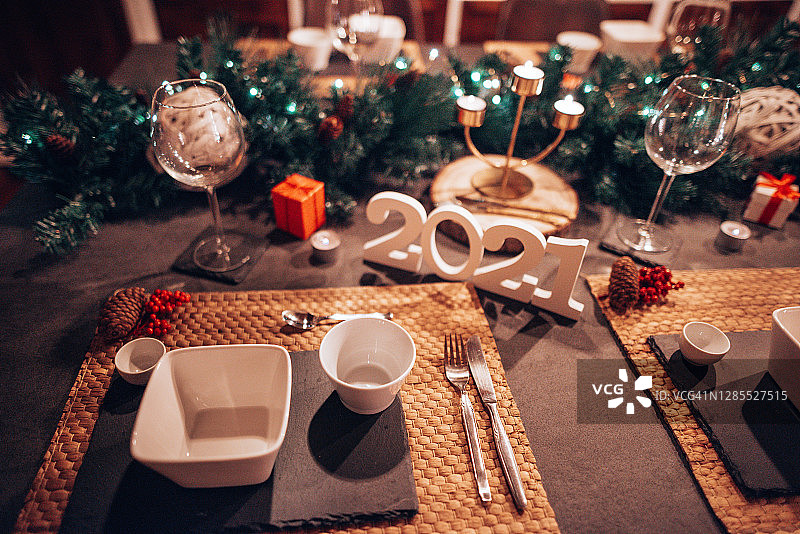 在厨房庆祝新年图片素材