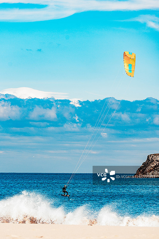 在葡萄牙萨格雷斯马丁哈尔海滩上进行风筝冲浪图片素材